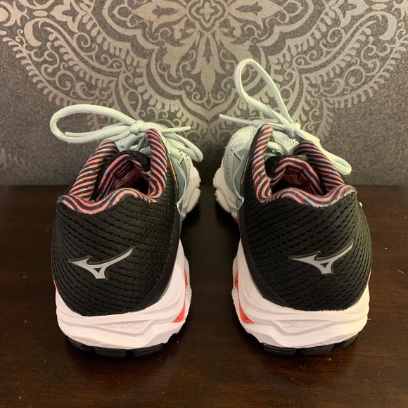 7.5 Silver Mizuno Wave Inspire 15 Sneakers - Picture 4 of 7